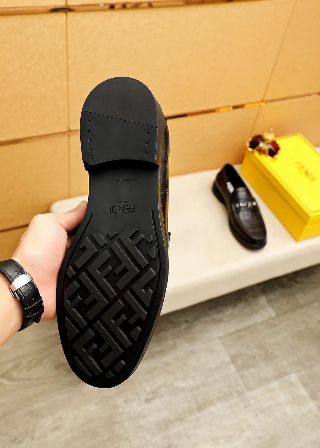 Men's shoes 💰460 💐 Product trademark: FENDI [Fendi] casual leather shoes Regular size: 38-44 (45🉑️customized) Product materials: Selected imported first-layer calfskin embossed upper + luxury hardware buckle, imported cow 🐂 lining. Strong three-dimensional visual effect, rubber outsole Color: 1⃣️color optional
